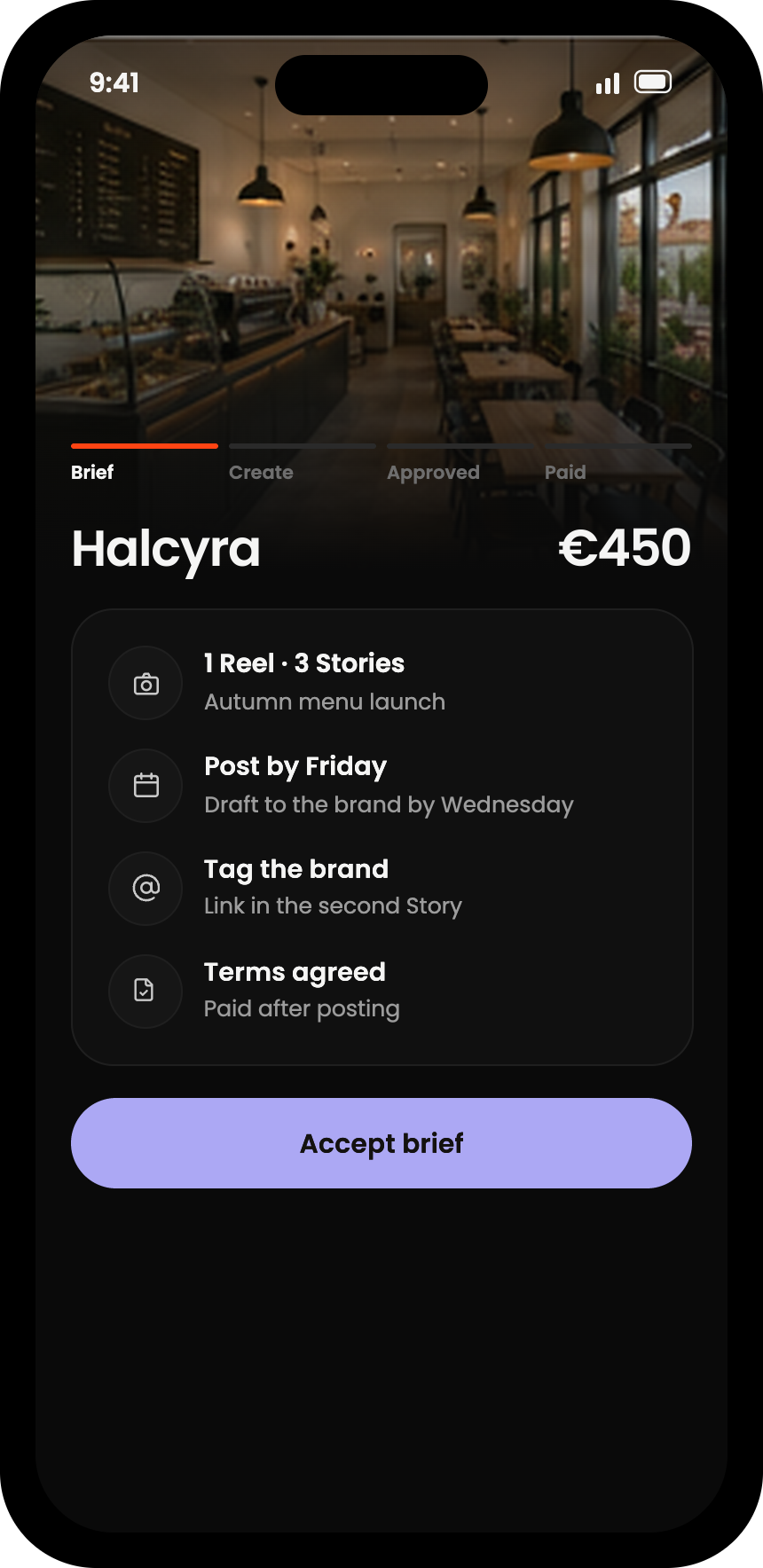 Παράδειγμα brief cash καμπάνιας στην εφαρμογή REACH: το Autumn menu launch, 1 Reel και 3 Stories, οι ημερομηνίες, οι όροι και η αμοιβή των €450, με κουμπί για να αποδεχτείς το brief.